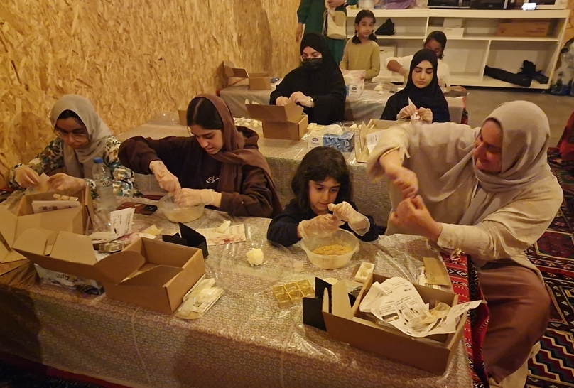 다식을 만드는 참가자들