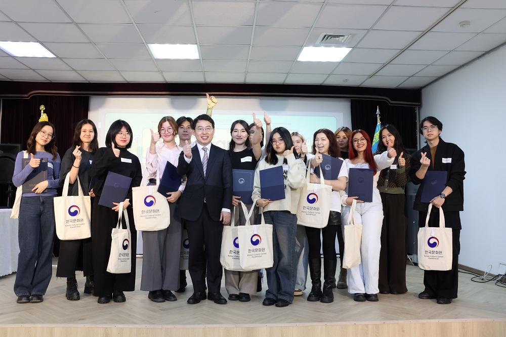 ▲ 수료증과 선물을 들고 포즈를 취하는 KCC 패밀리 7기