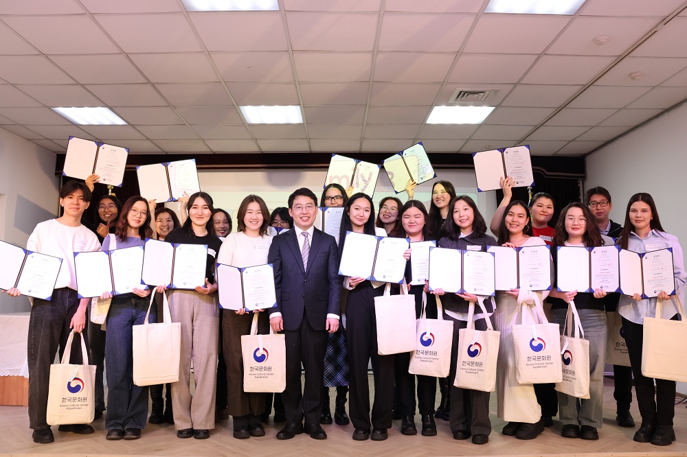 ▲ 임명장과 선물을 들고 포즈를 취하는 KCC 패밀리 8기