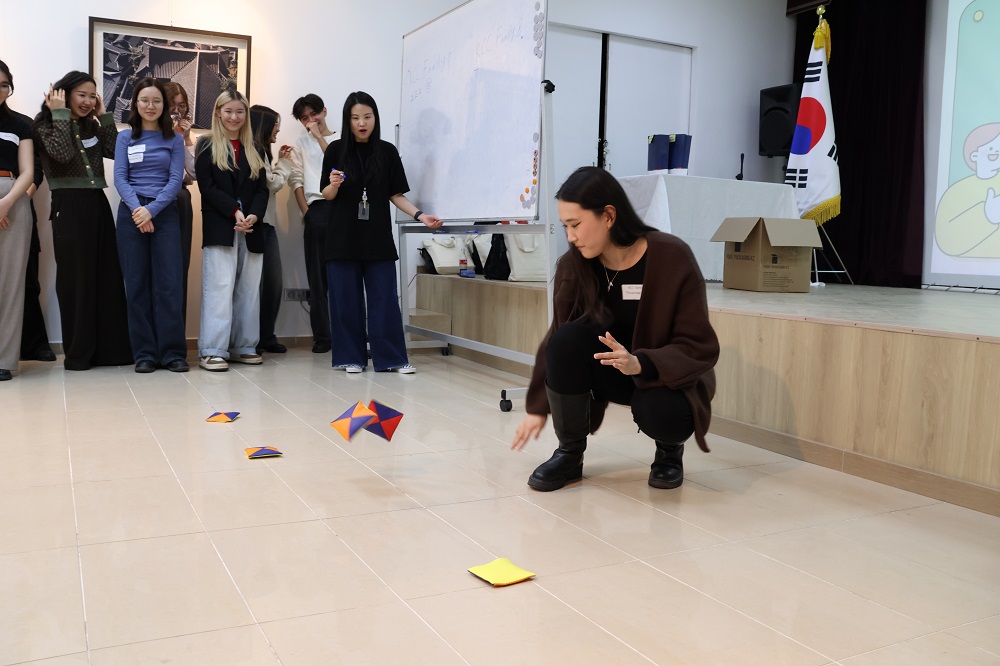 ▲ 힘껏 딱지를 내려치는 KCC 패밀리