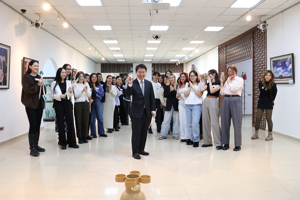 ▲ '투호놀이' 시범을 보이는 구본철 문화원장