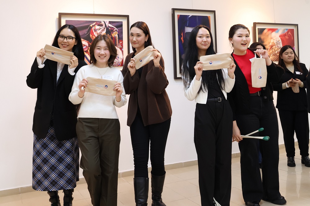 ▲ 게임 우승 상품을 들고 포즈를 취하는 KCC 패밀리