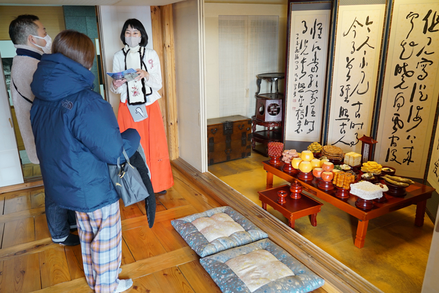 차례상 설명을 듣는 참가자 사진