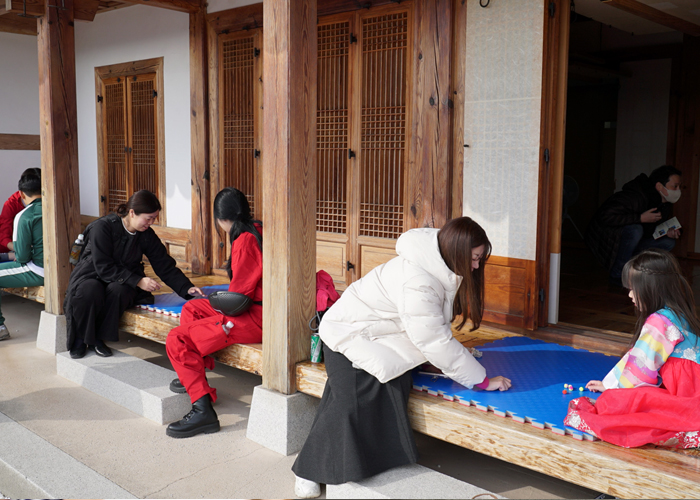 설날 행사 참가자 사진