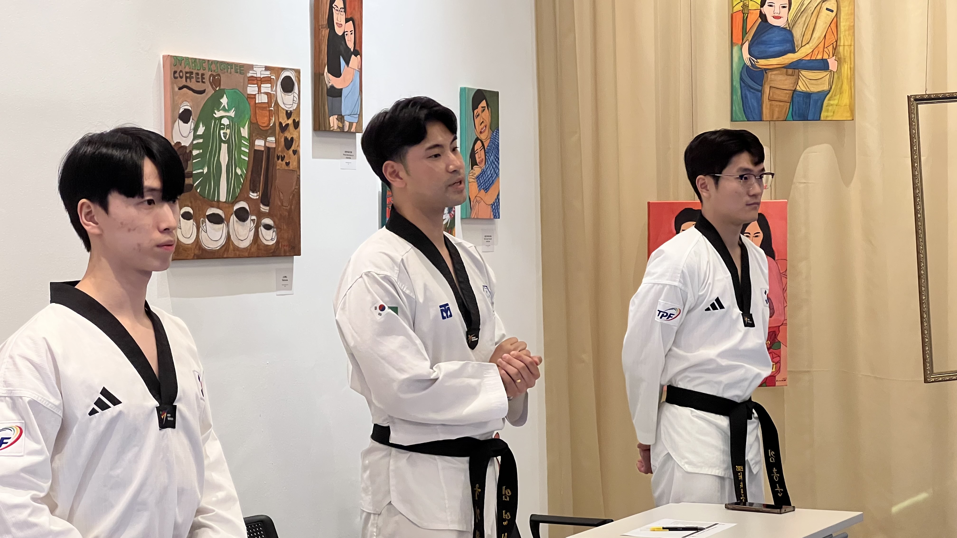 수업을 하는 김홍순, 임연철, 조나단 사범