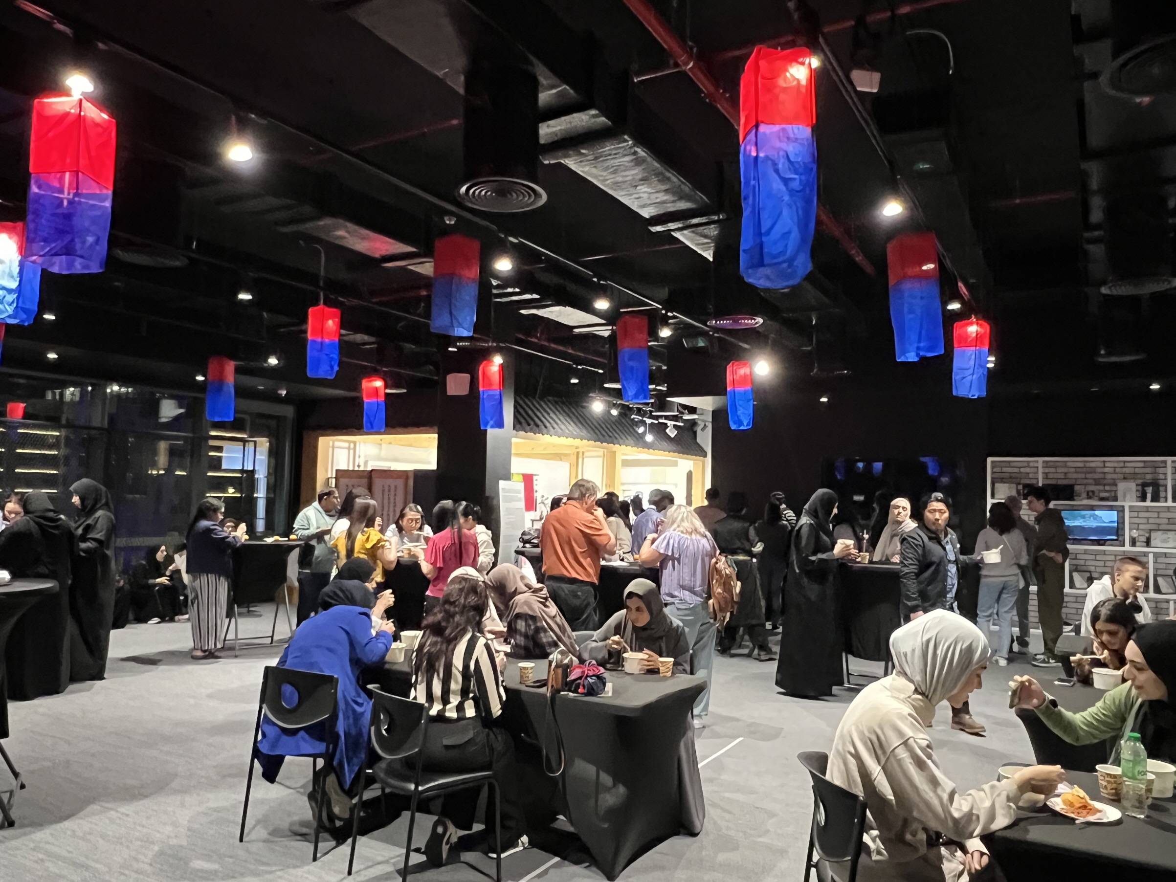 행사장에서 떡국을 체험 중인 참가자들