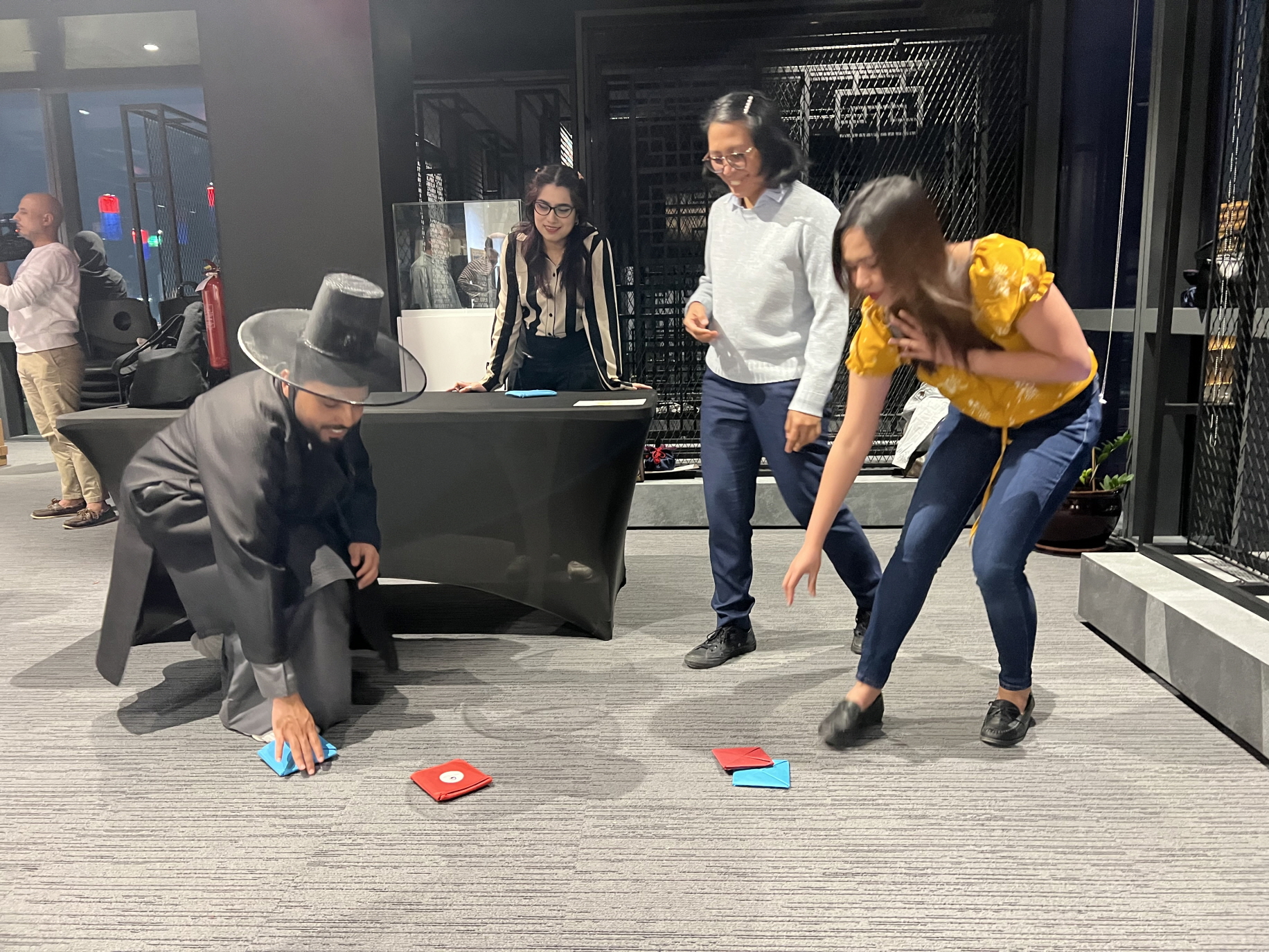 전통게임 딱지치기를 체험중인 참가자 모습