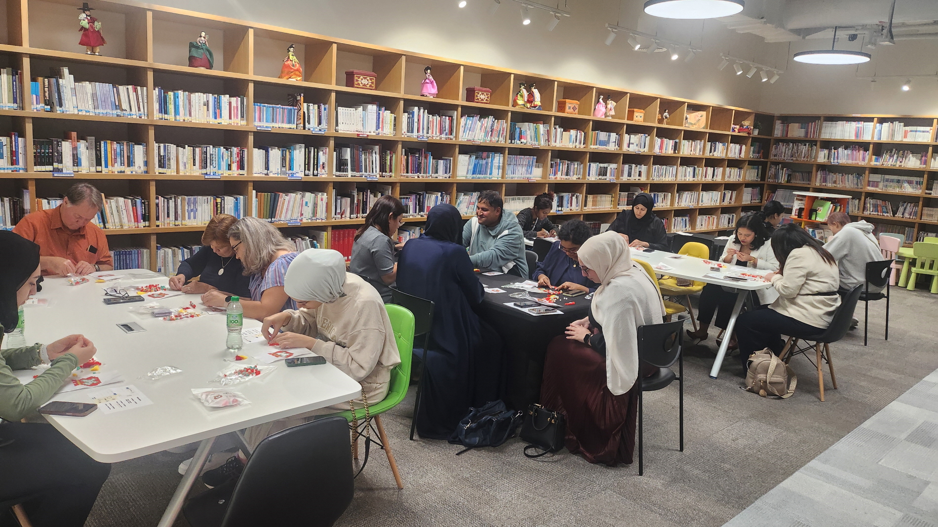 복주머니 만들기를 체험중인 참가자 모습