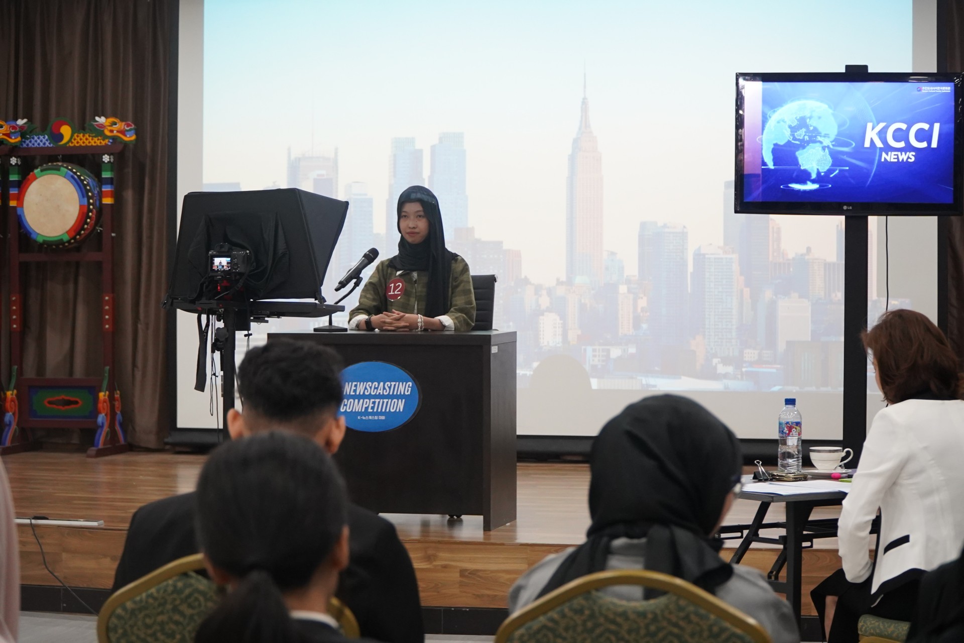 준비한 뉴스캐스팅 연설 선보이는 참가자1