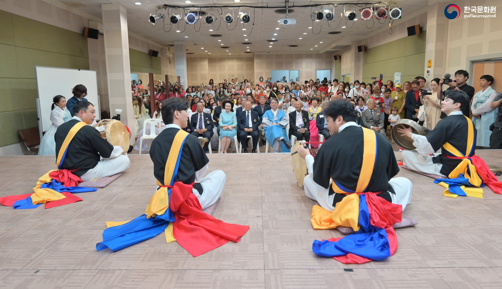 그림입니다.

원본 그림의 이름: 475679254_1027065552781895_6787293722951463878_n.jpg

원본 그림의 크기: 가로 2048pixel, 세로 1180pixel