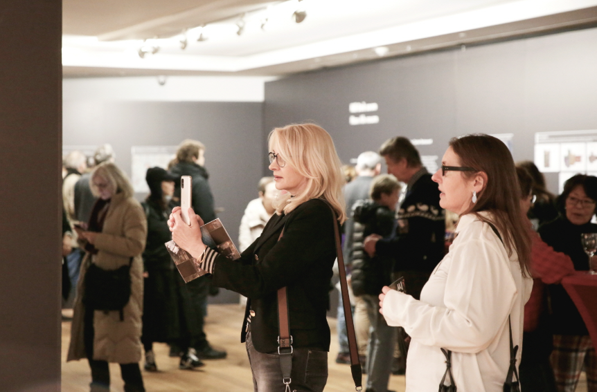 전시를 핸드폰으로 기록하는 관람객