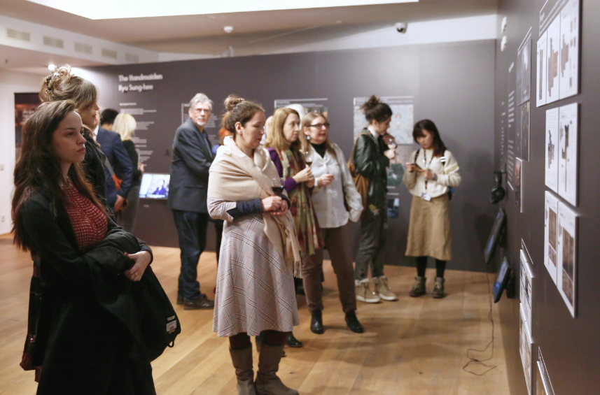 전시를 관람하는 방문객들