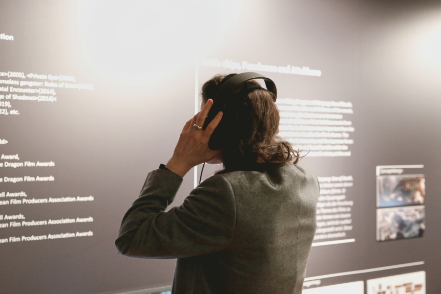 시청각 자료를 감상하는 관람객