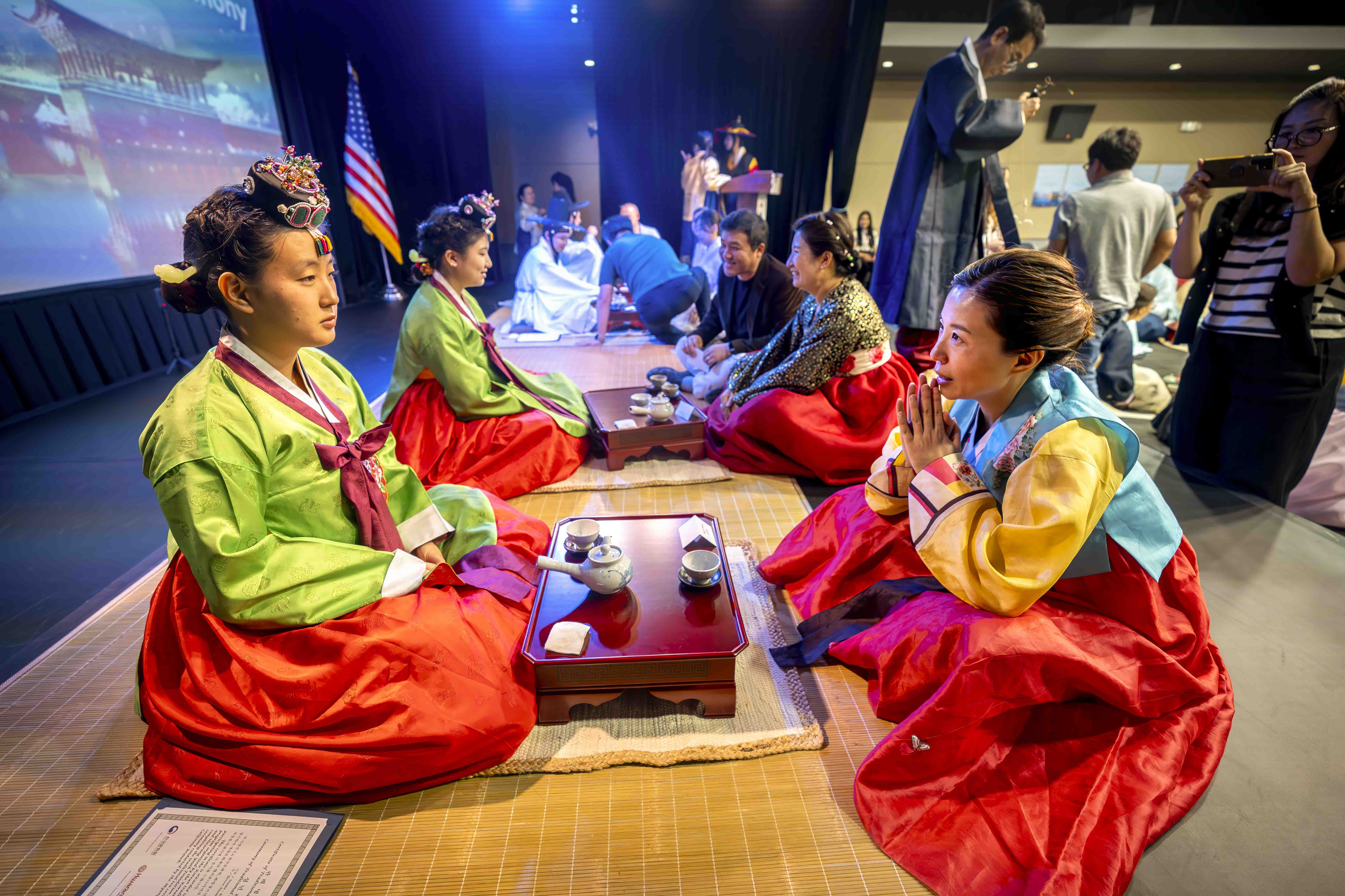 ▲ 성년례 중 부모의 덕담 모습