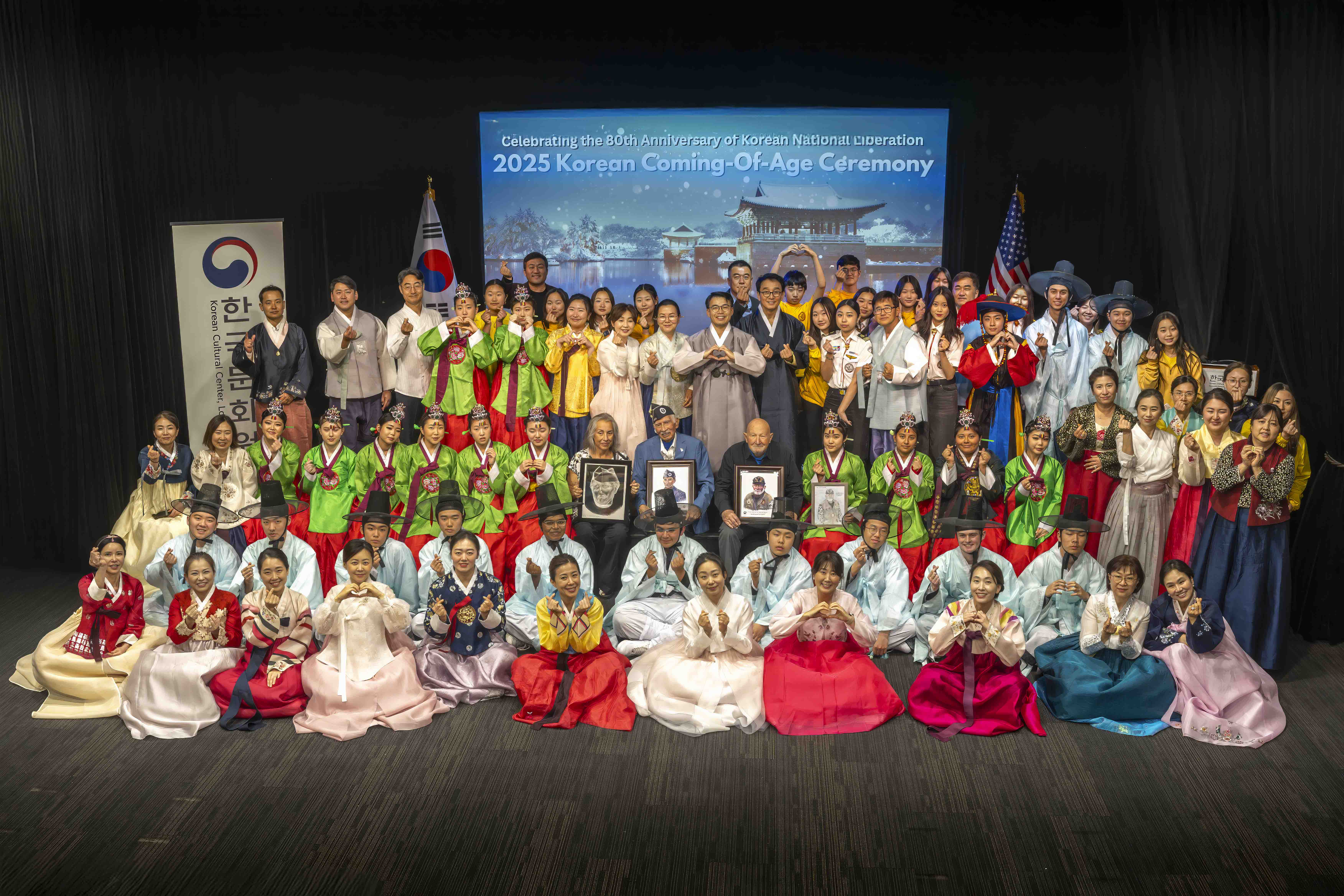 ▲ 성년례 후 학생들과 참정용사와 함께 한 정상원 원장