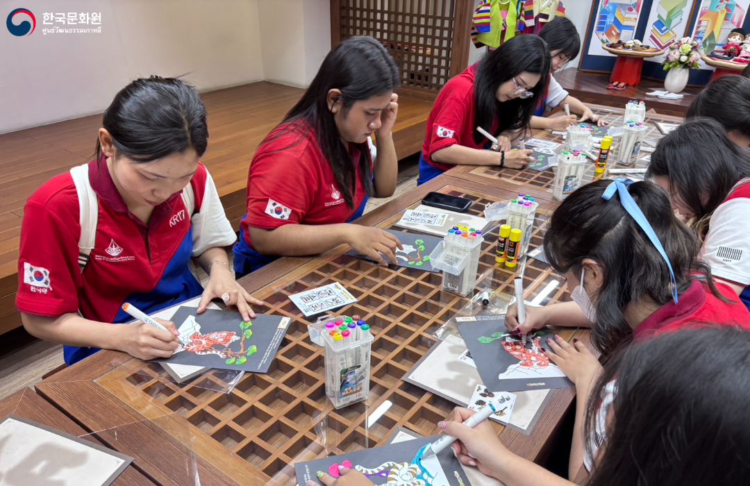 민화 문자도와 목판화 찍기 공예를 체험하는 학생들의 모습 1
