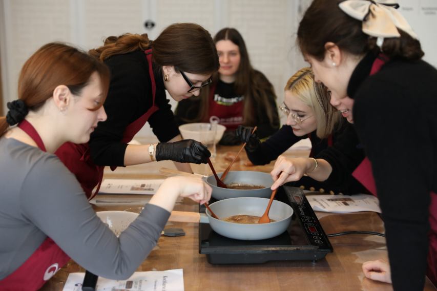 강좌에 열중하고 있는 참가자들