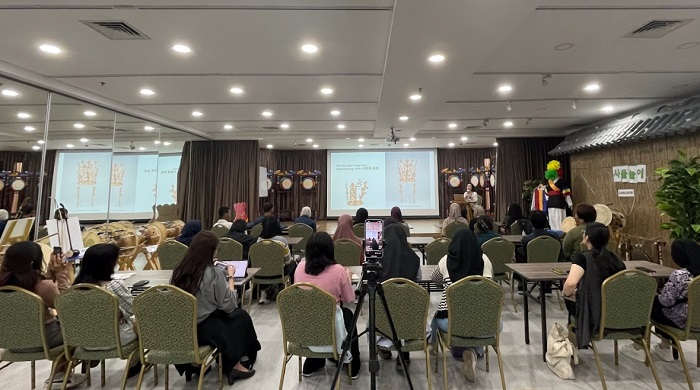 국립중앙박물관 소장품 유물 특강하는 모습