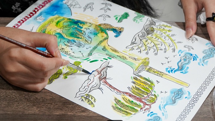 국립중앙박물관 유물 컬러링 채색하는 장면