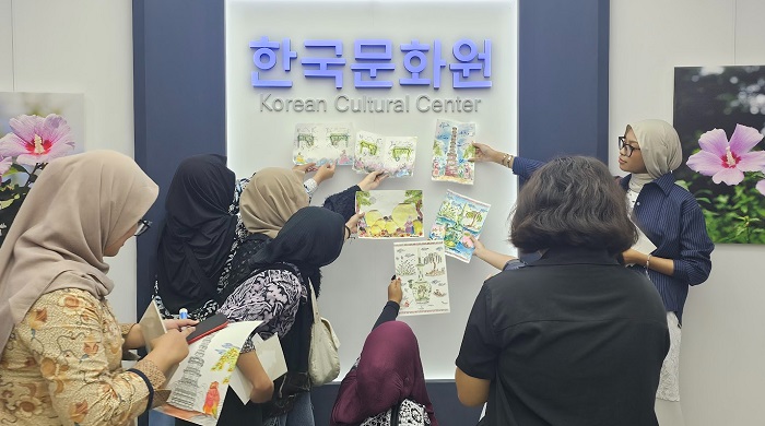 국립중앙박물관 유물 채색 작품과 기념촬영 중인 장면