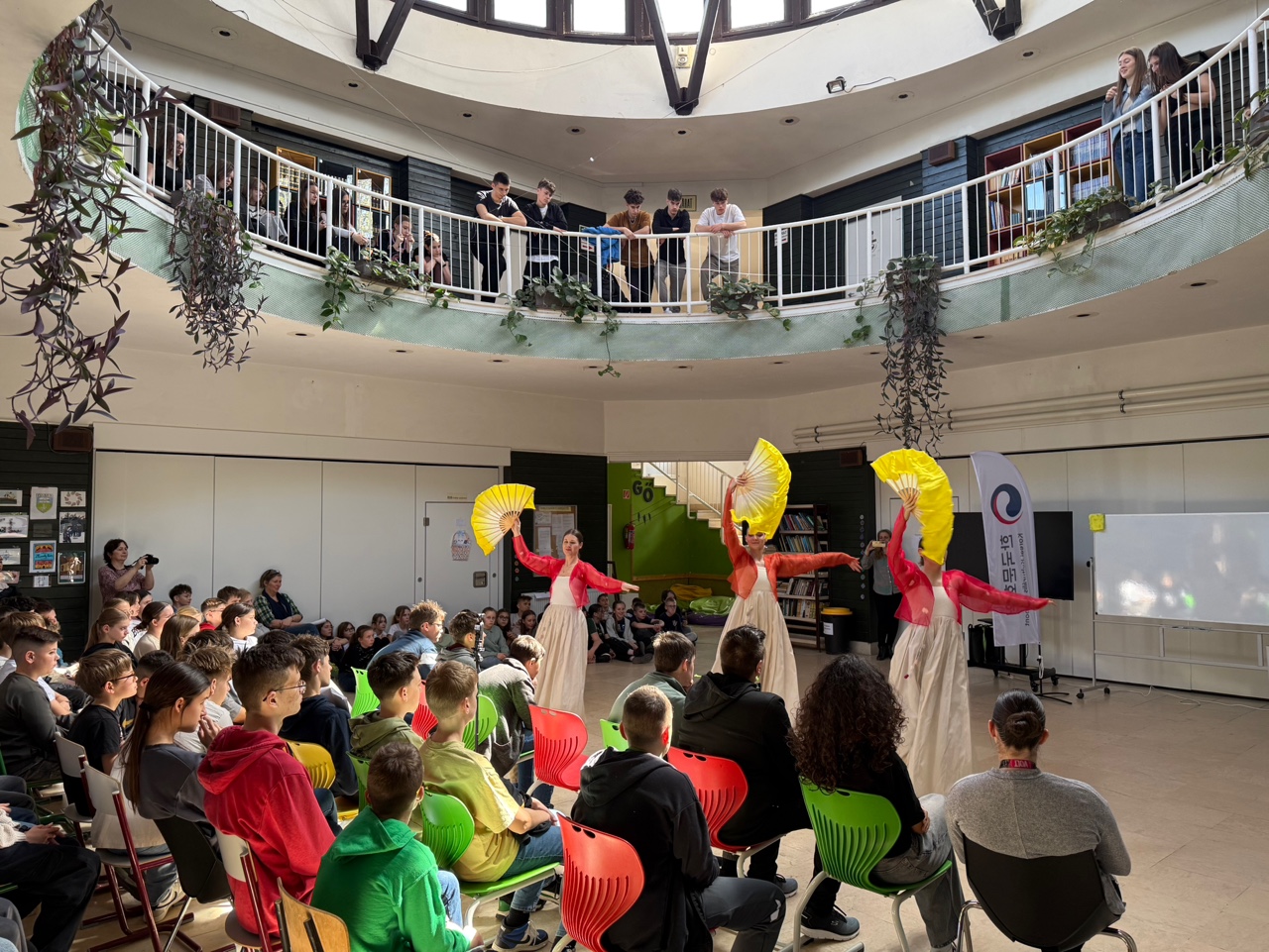 한국전통무용 공연 장면