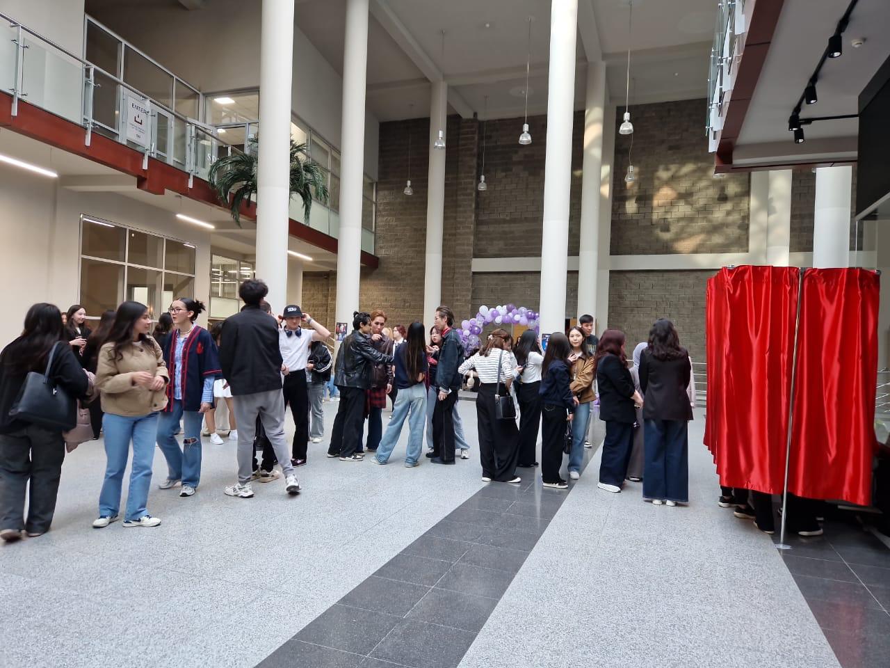 포토부스를 이용하는 관람객