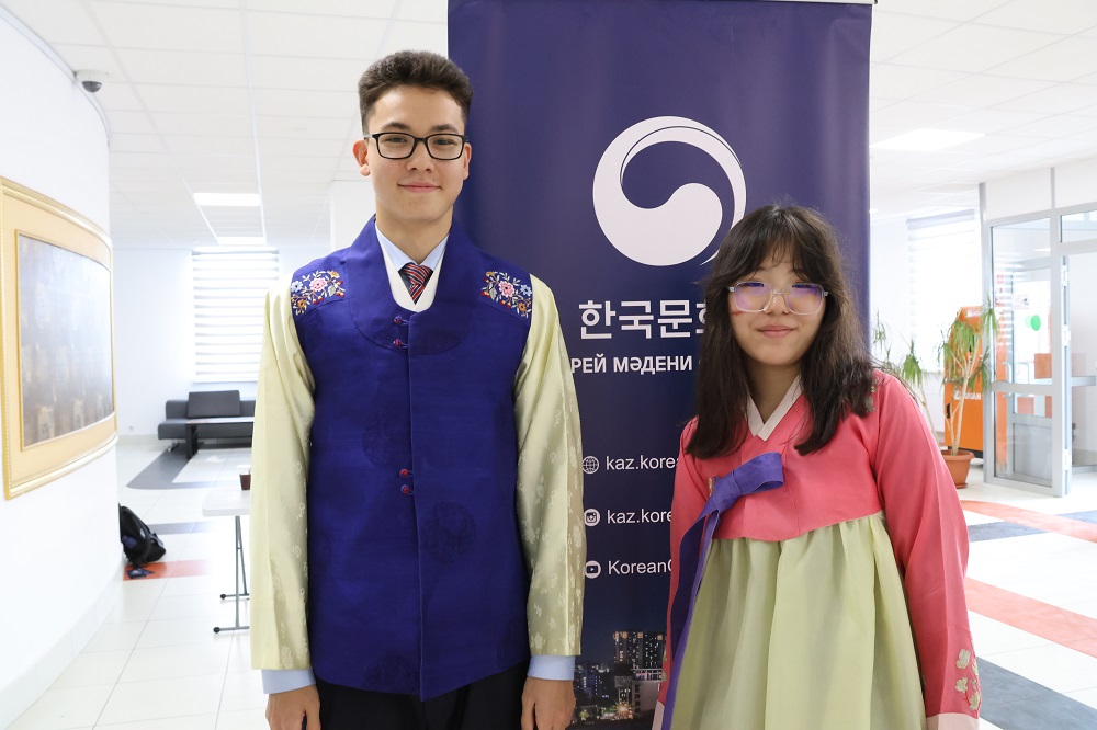 한복을 입고 미소짓는 학생들