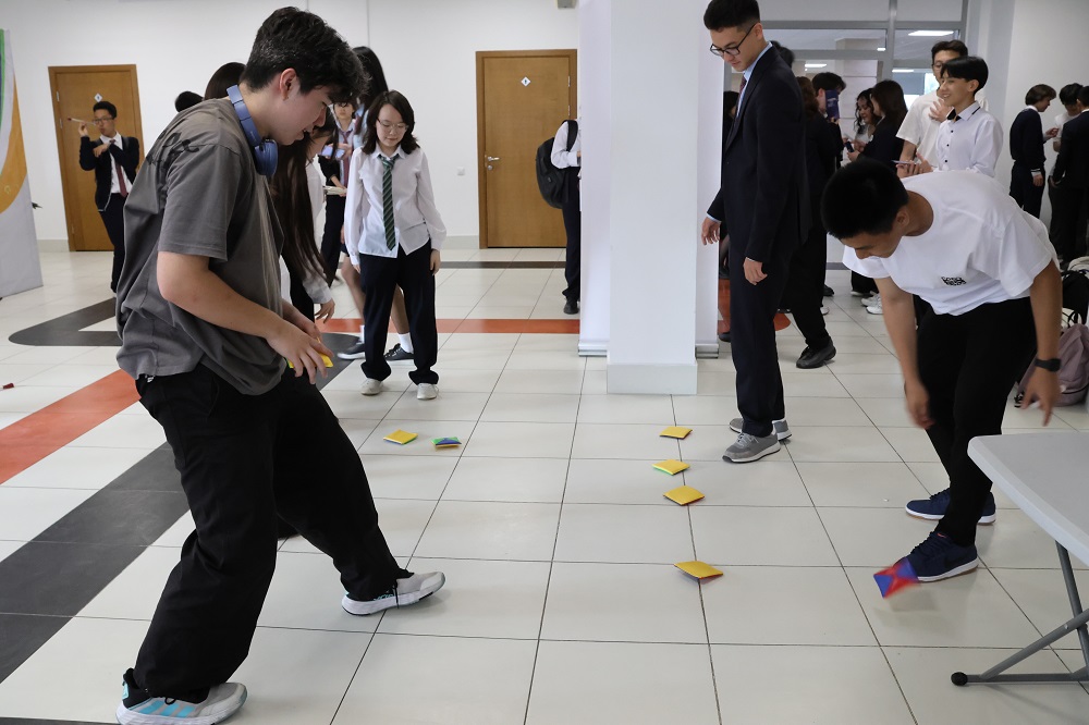 온 힘을 다해 딱지를 던지는 학생들