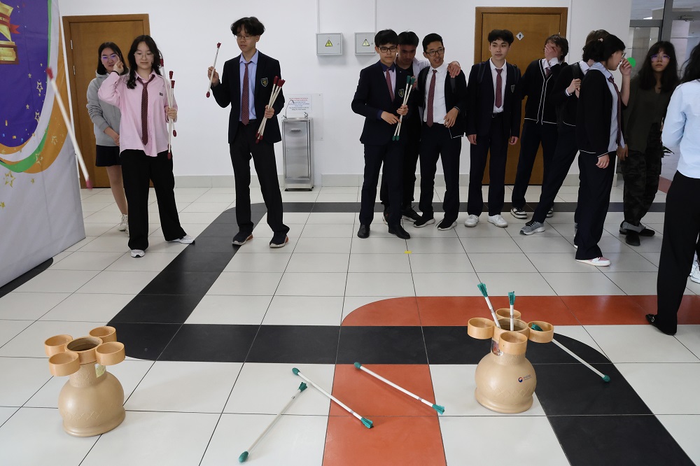 투호놀이에 열중하는 학생들