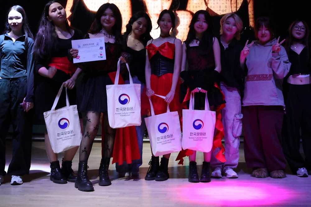 문화원에서 지급한 선물을 받고 포즈를 취하는 1등팀