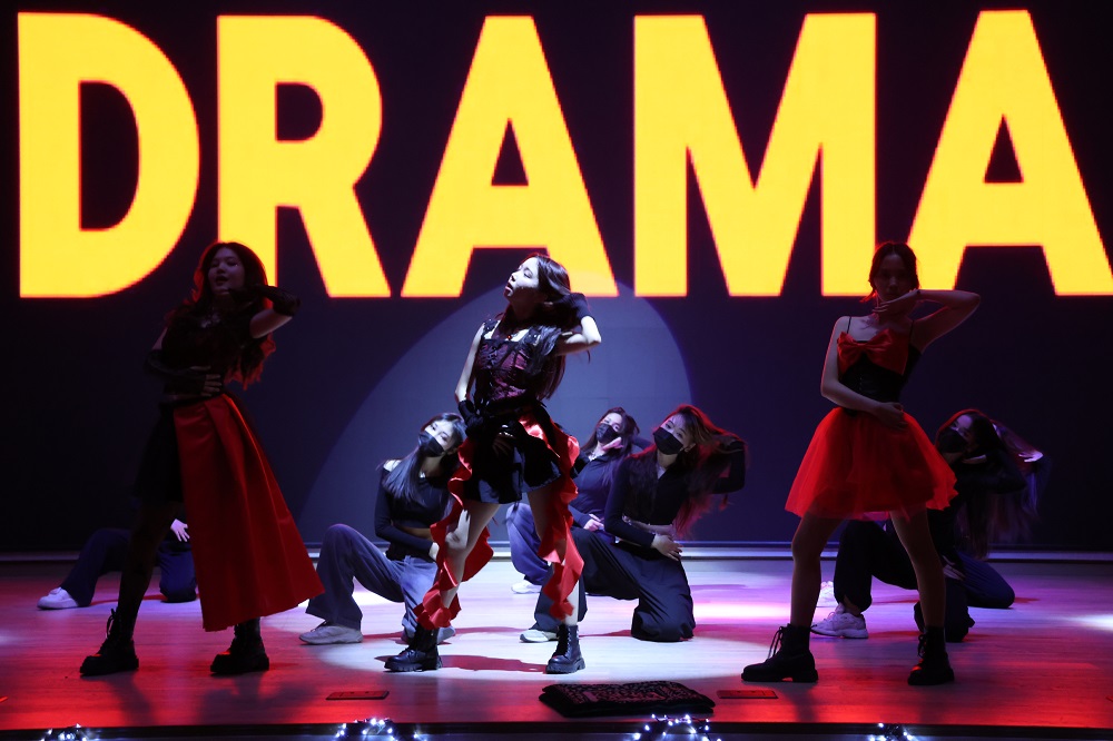 흥겨운 K-POP 커버댄스 공연무대