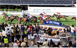 경마장 안 한국 길거리 음식 제공