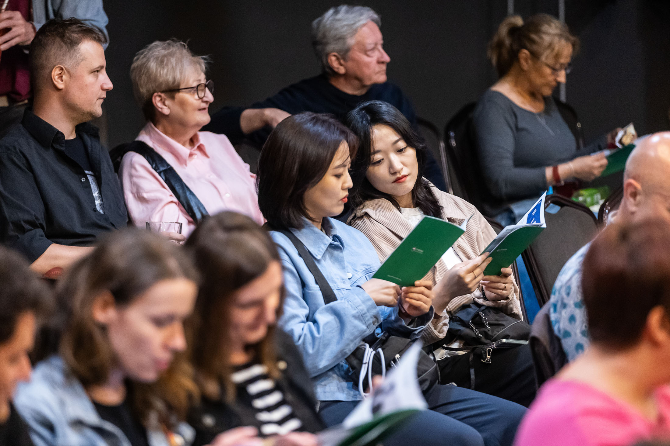 박진영 뉴 트리오 공연, 리플렛을 보는 관객들, 5.4@Premier Kultcafe