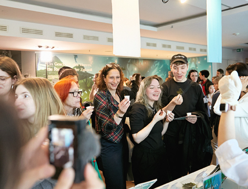 한국의 김 스낵을 맛보는 관람객