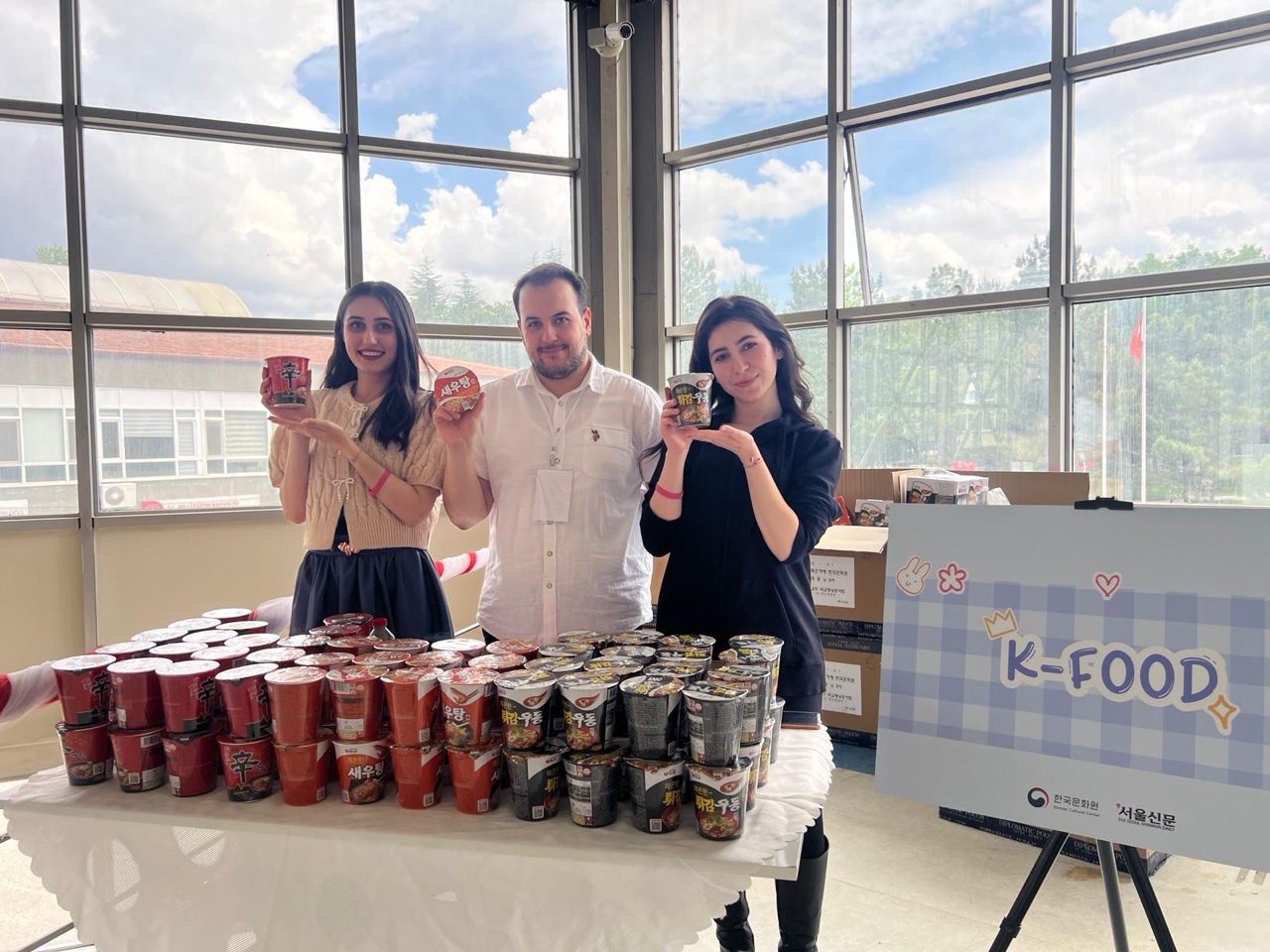 ▲ 한식의 맛을 볼 수 있는 K-푸드 체험