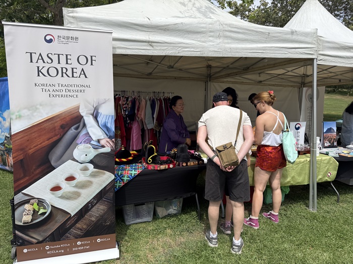 전통차 시음중인 참가자