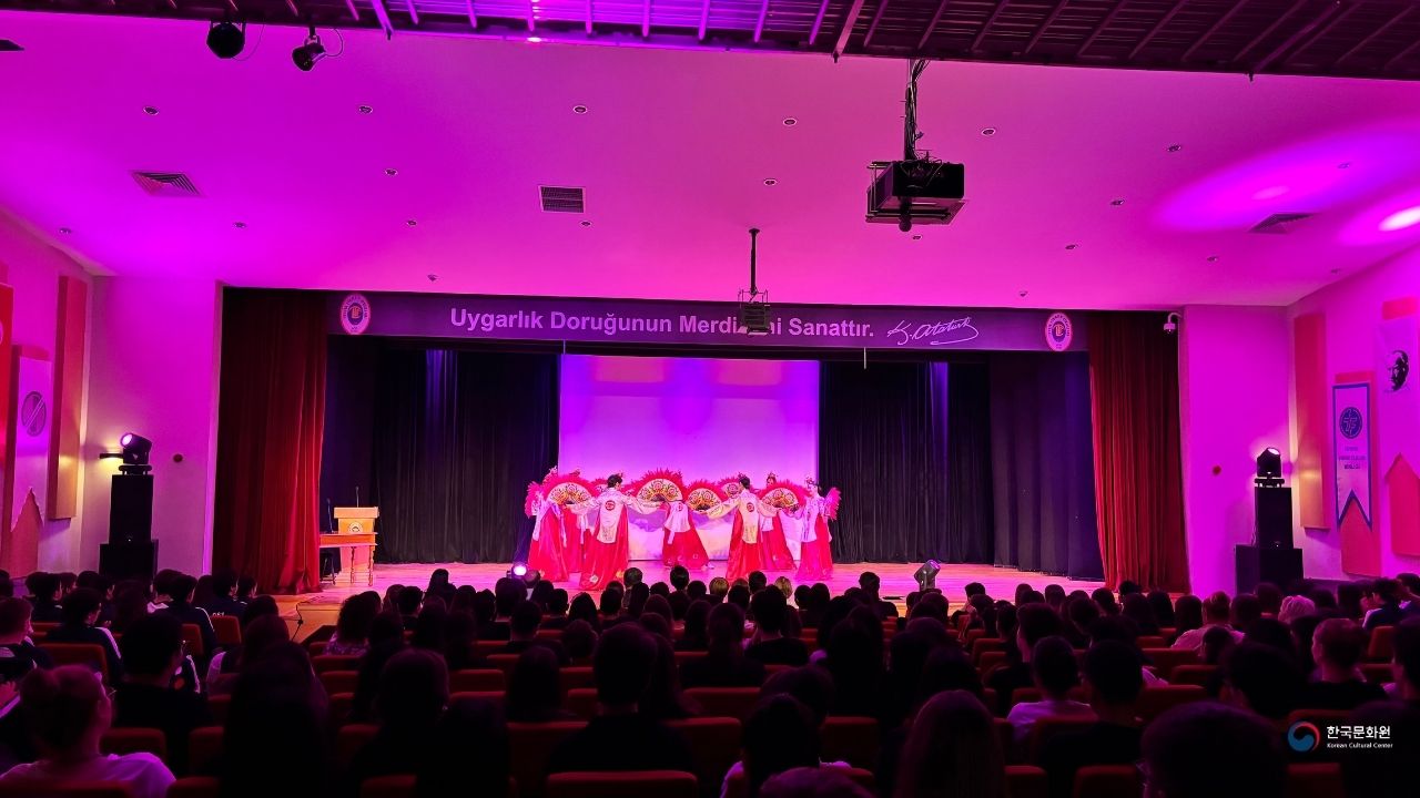 ▲ 한국 발전상 살리기 역사 세미나 축하공연 진행