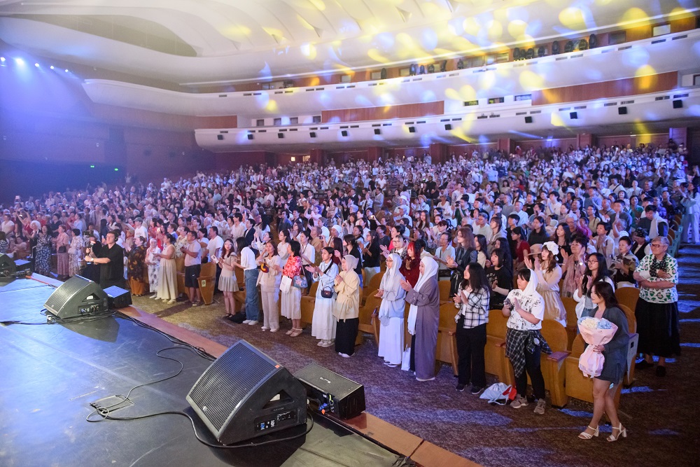 기립박수를치는모습