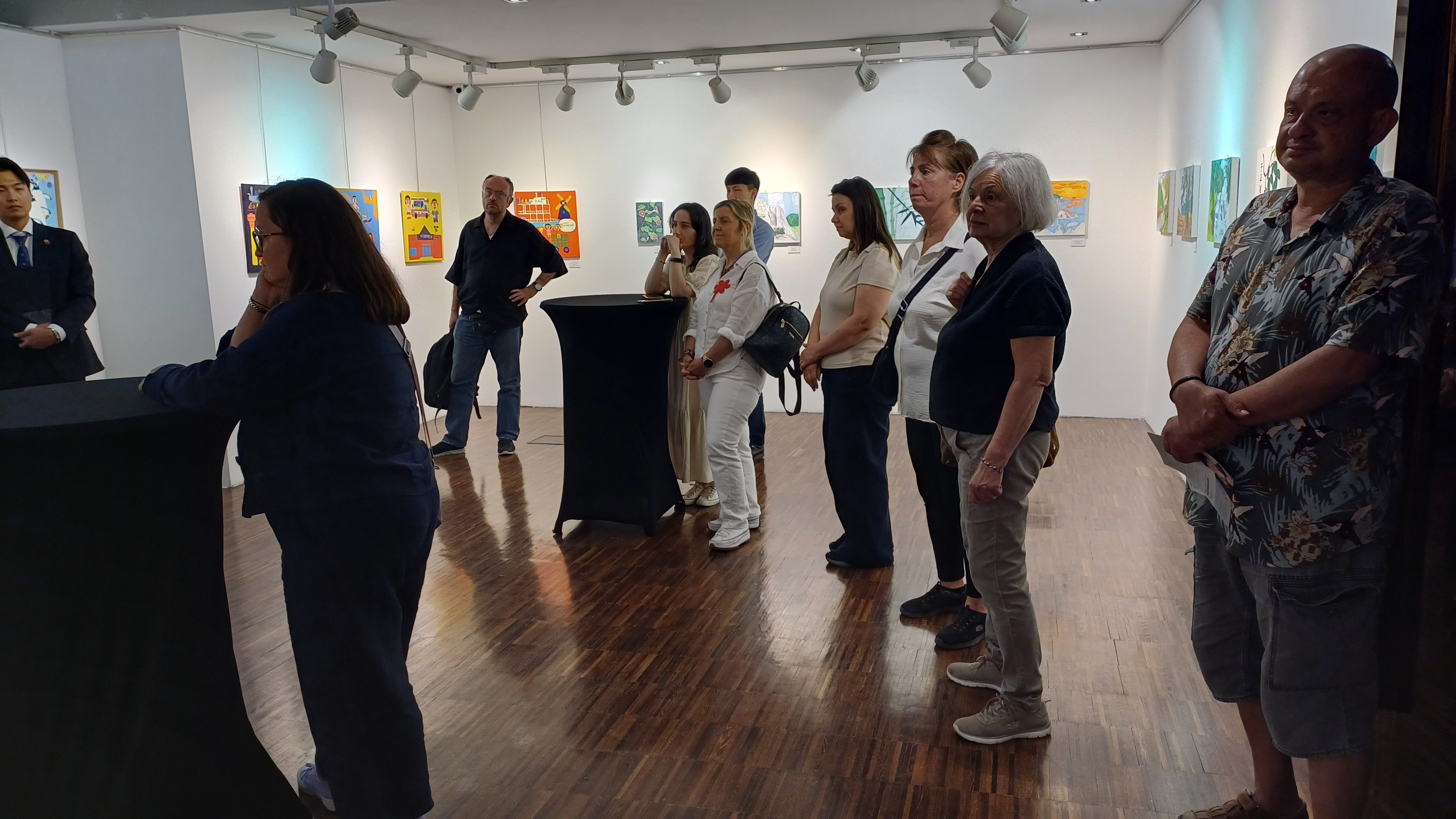 전시회 개막식에 참석한 현지인 회원들