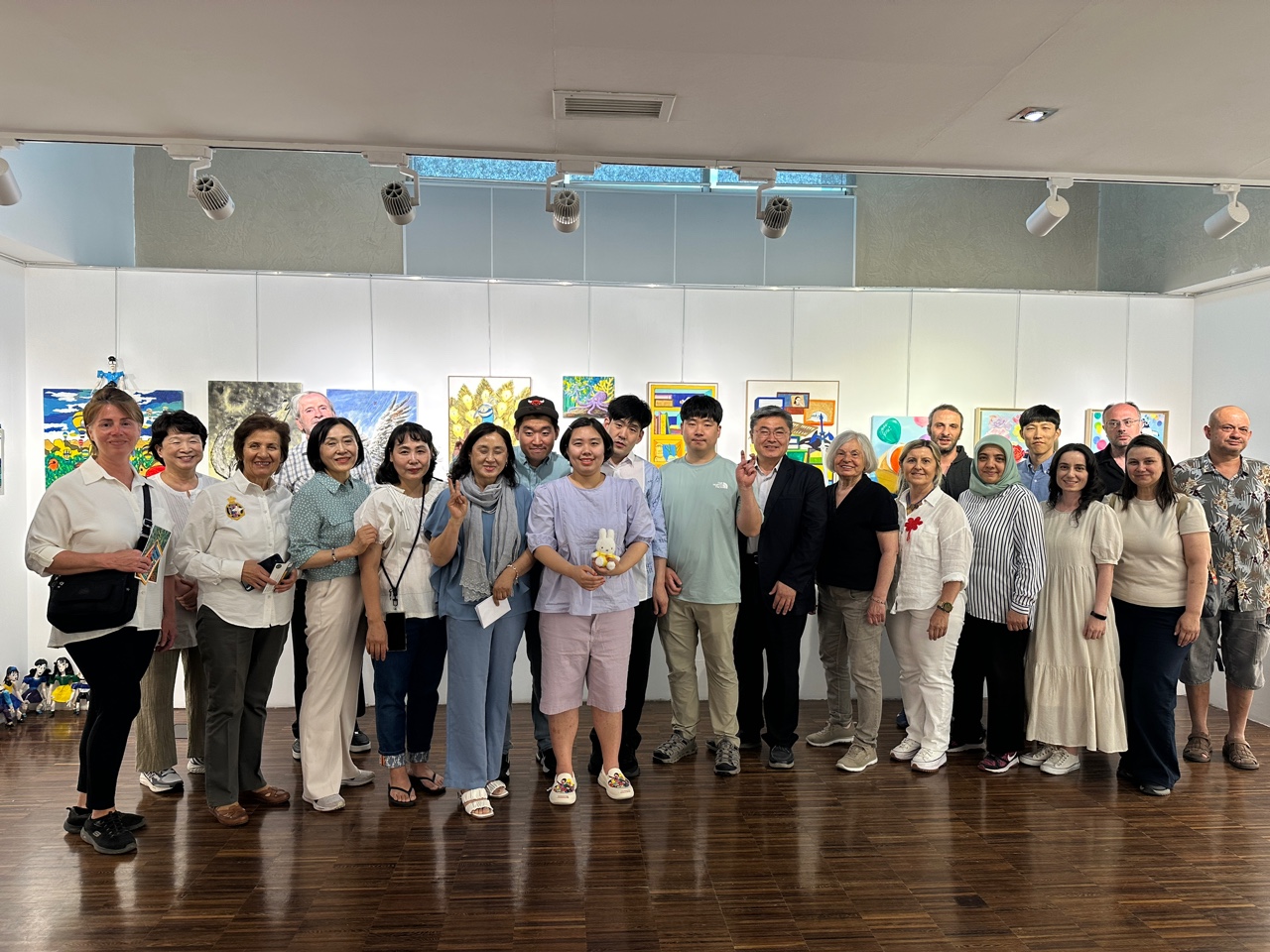 ‘사랑은 국경을 넘어 전시회’ 단체 사진