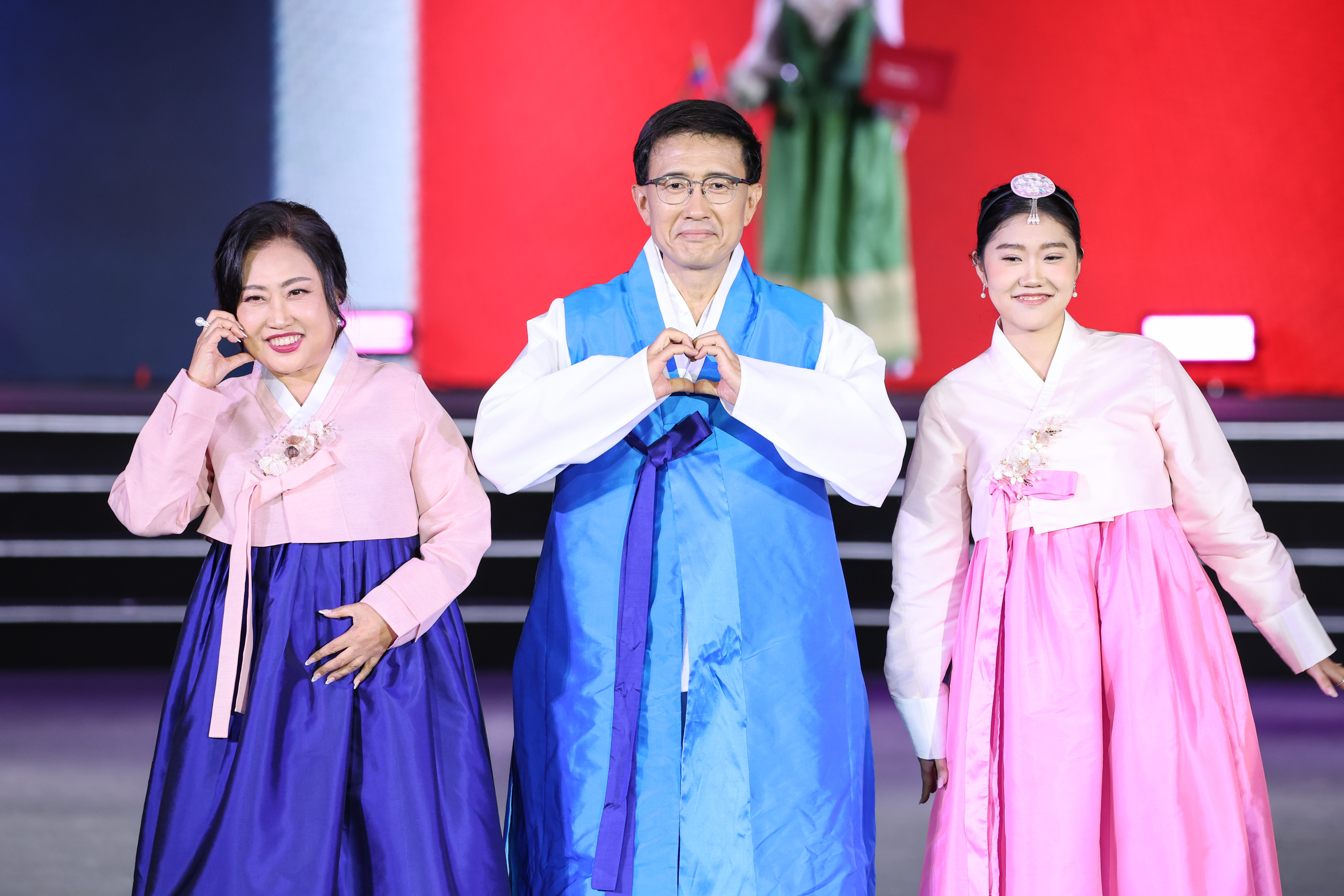 그림입니다.

원본 그림의 이름: KakaoTalk_20250624_084609681_01.jpg

원본 그림의 크기: 가로 4000pixel, 세로 2667pixel

사진 찍은 날짜: 2025년 06월 23일 오후 10:52