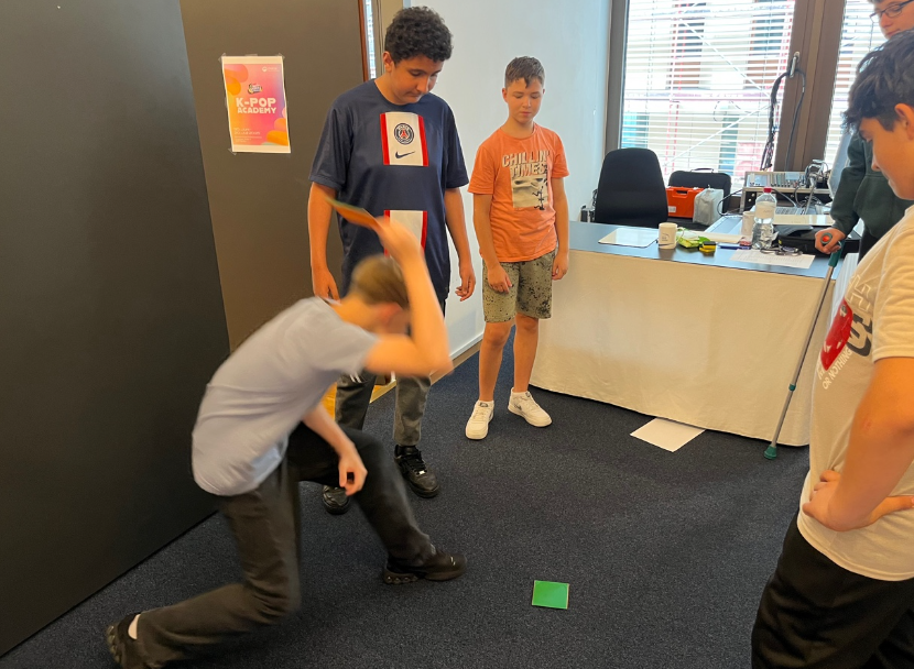 딱지 치기를 체험하는 학생들