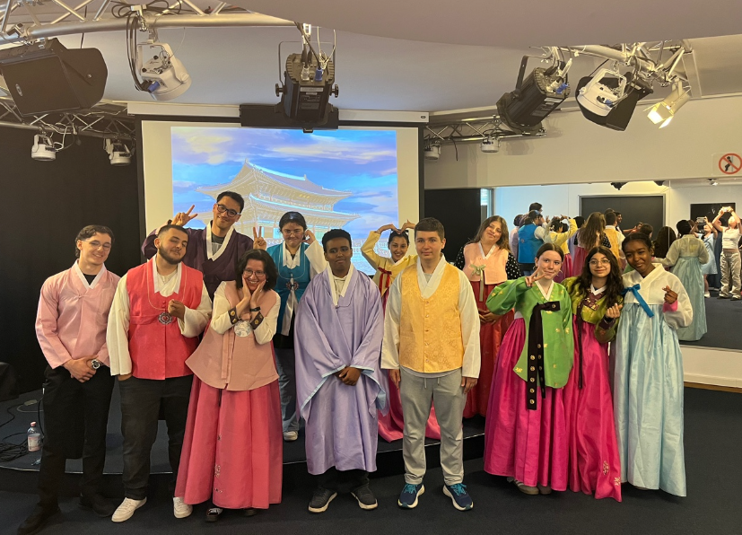 한복을 입은 학생들