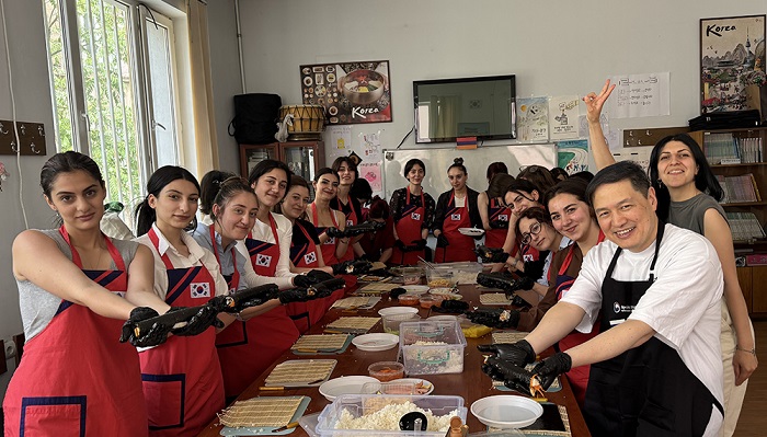 ▲ 문화원장과 함께하는 김밥 만들기 체험