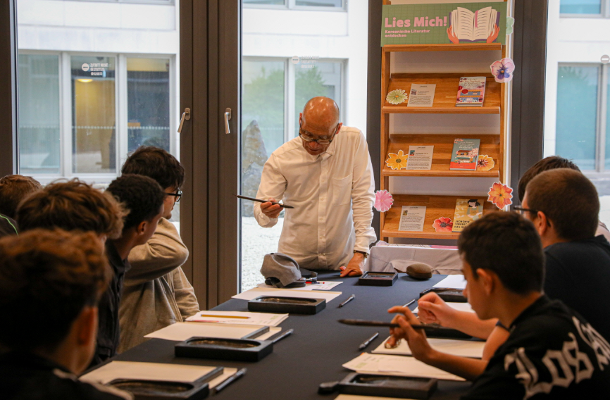 서예를 배우는 학생들