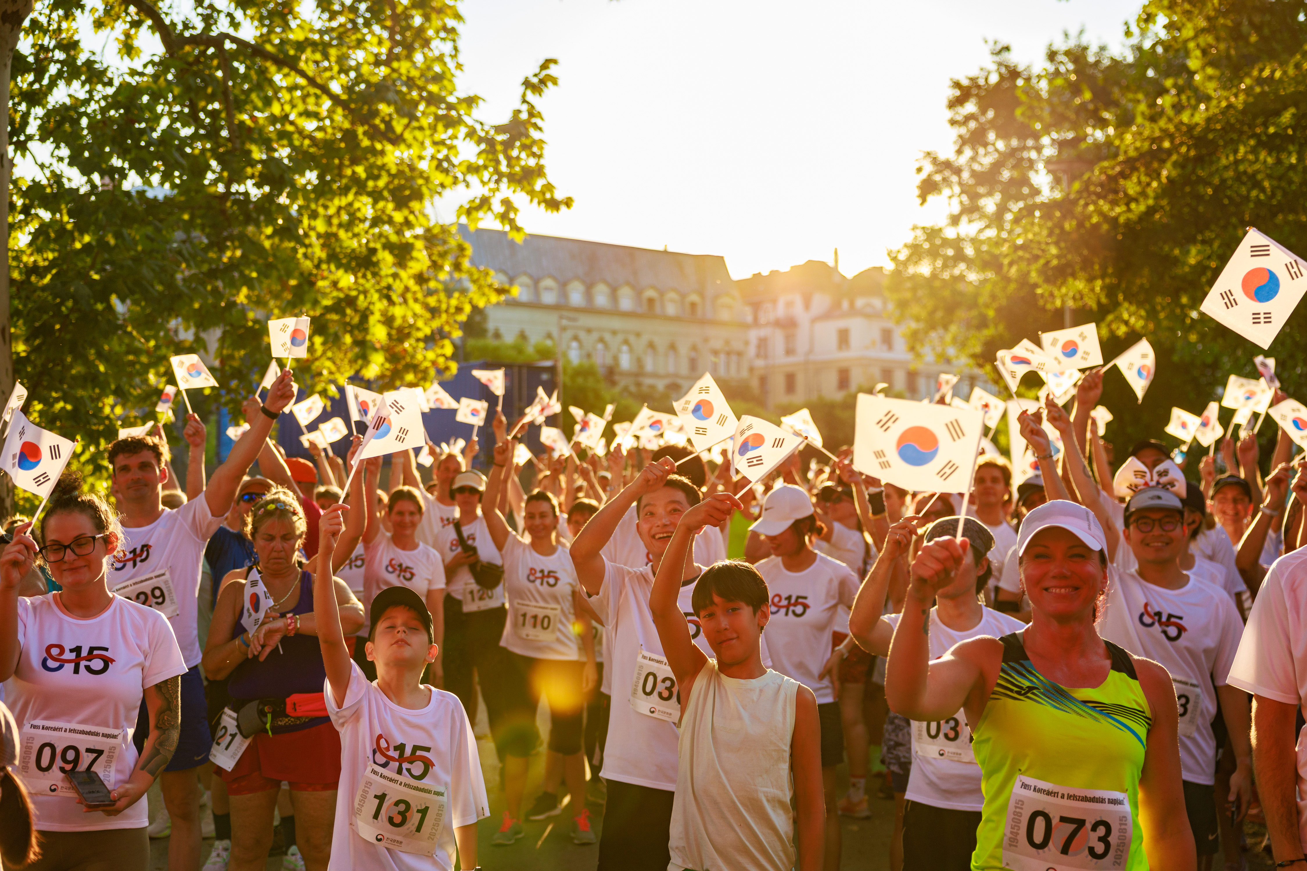 태극기를 흔드는 광복절 달리기 행사 참가자들