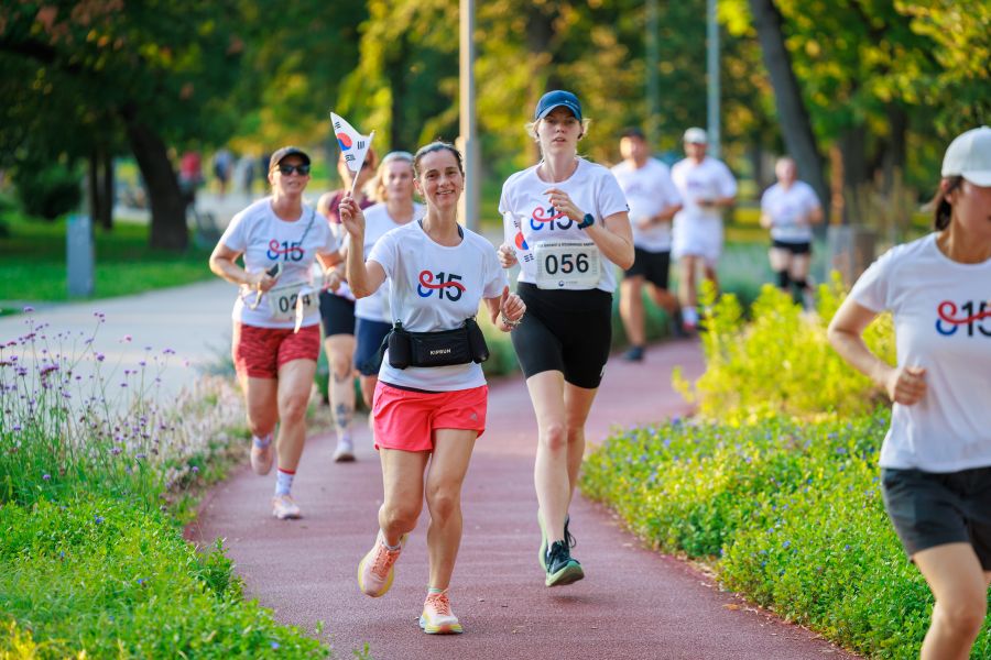 태극기를 들고 결승점으로 들어오는 참가자들