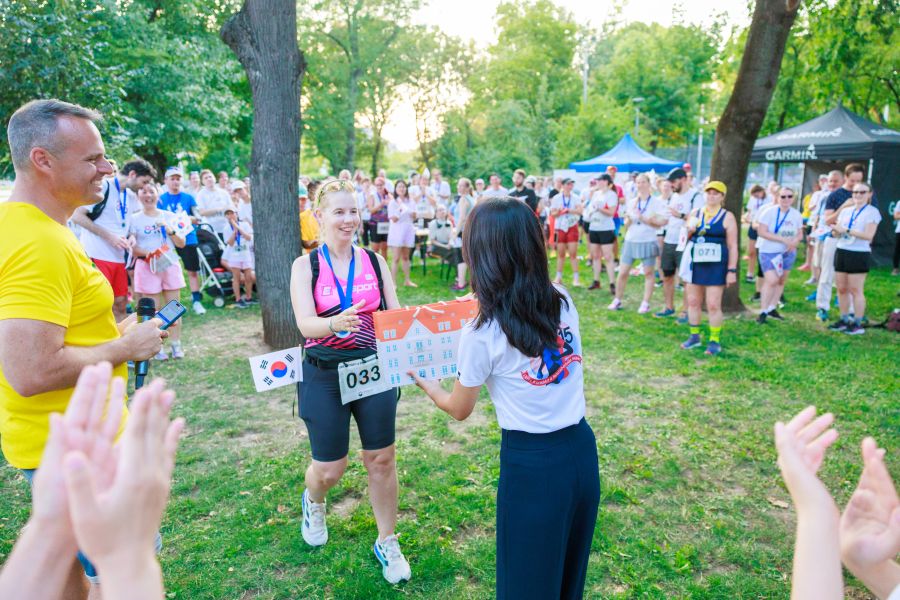경품 선물을 받는 참가자
