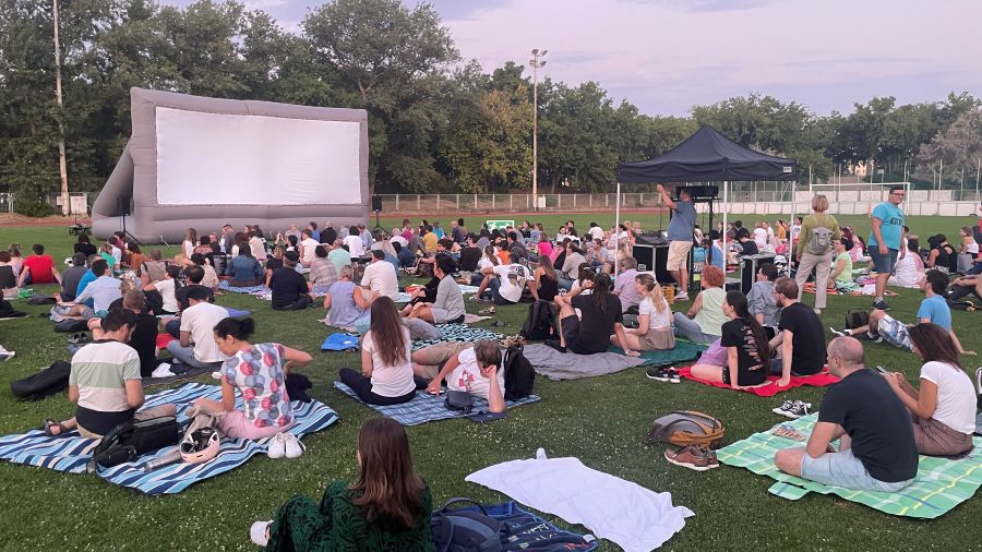 영화관람을 위해 모인 관객들