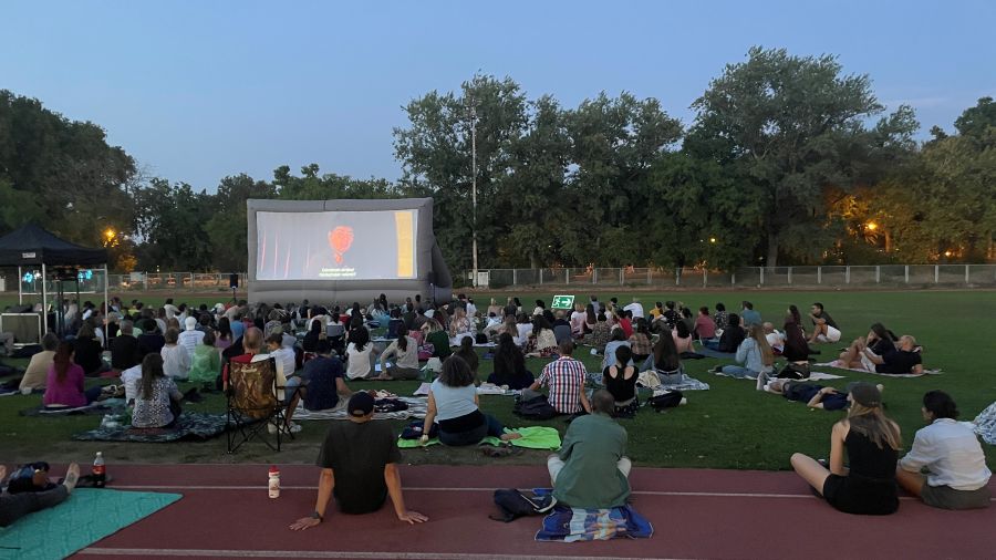 영화 육사오를 관람하는 관객들